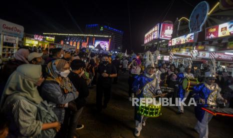 Sejumlah pengunjung menonton pawai pada acara Jakarta Fair 2022 di Jakarta International Expo, Jakarta, Selasa (21/6/2022). Pemerintah kembali melakukan penyesuaian kebijakan mengenai pengaturan protokol kesehatan pada pelaksanaan kegiatan berskala besar. 