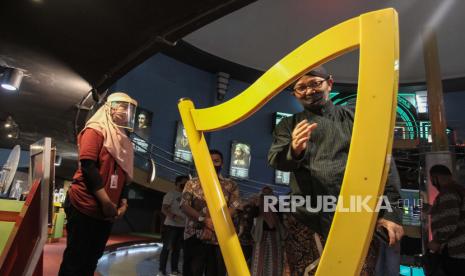 Wakil Wali Kota Yogyakarta Heroe Poerwadi (kanan) meninjau simulasi pembukaan objek wisata edukasi Taman Pintar, DI Yogyakarta, Kamid (25/6/2020). Pemerintah Kota Yogyakarta bersama Pengelola wisata edukasi anak Taman Pintar menggelar simulasi penerapan protokol kesehatan ketat serta pembatasan pengunjung guna mengantisipasi penularan COVID-19. 