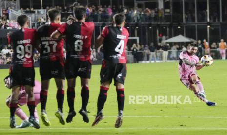 Inter Miami forward Lionel Messi (10) takes a free kick against Newell Old Boys during the first half of a friendly soccer match Thursday, Feb. 15, 2024, in Fort Lauderdale, Fla. 