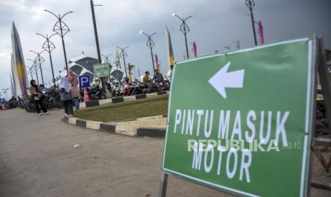 Warga beraktivitas di area pintu masuk Masjid Raya Al Jabbar (MRAJ), Gedebage, Kota Bandung. Warga diimbau waspada saat di jembatan dan parkir Masjid Al Jabbar yang rawan copet.