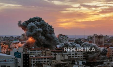 Asap membubung menyusul serangan udara Israel, di Kota Gaza, Ahad, 8 Oktober 2023. 