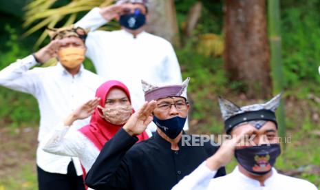 Masyarakat adat Suku Osing menggelar upacara Kemerdekaan di Sawah art Space di Desa Adat Kemiren, Banyuwangi, Jawa Timur. Seluruh Fraksi DPR RI sepakat membahas Rancangan Undang-undang (RUU) Masyarakat Adat ke tingkat I bersama dengan pemerintah. Hal tersebut diputuskan dalam rapat pengambilan keputusan atas hasil harmonisasi Rancangan Undang-undang (RUU) tentang Masyarakat Adat di Kompleks Parlemen, Senayan, Jakarta, Jumat (3/9).    