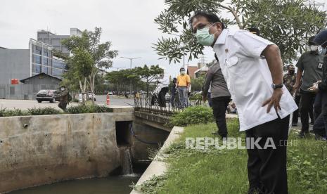 Menteri Agraria dan Tata Ruang (ATR)/Kepala BPN Sofyan Abdul Djalil (kanan) meninjau aliran kali Cakung di kawasan Grand Kota Bintang, Kota Bekasi, Jawa Barat, Rabu (27/1/2021). 