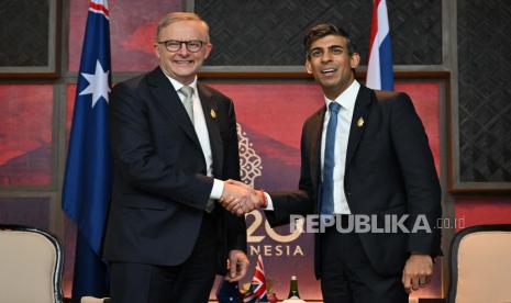 File foto Perdana Menteri Inggris Rishi Sunak (kanan) dan Perdana Menteri Australia Anthony Albanese bertemu di sela-sela KTT Pemimpin G20 di Bali, Indonesia, 16 November 2022. Perdana Menteri Albanese, Presiden Amerika Serikat (AS) Joe Biden dan Perdana Menteri Inggris Rishi Sunak bertemu di San Diego, AS, pada Senin (13/3/2023) ini. Mereka akan mengumumkan rencana pembelian kapal selam nuklir oleh Australia dalam satu dekade ke depan.