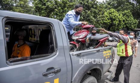 Polisi mengangkut barang bukti sepeda motor hasil pencurian (ilustrasi).