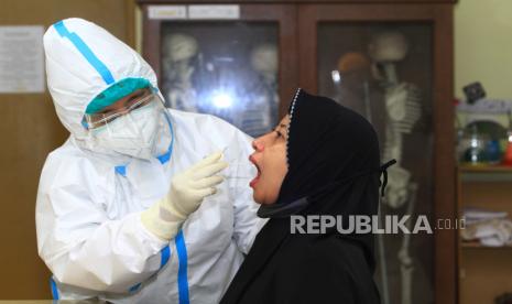 Petugas kesehatan melakukan tes usap (swab test) terhadap guru di SMUN 1 Pontianak, Kalimantan Barat, Kamis (23/7). (ilustrasi)