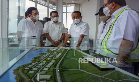 Kepala Badan Koordinas Penanaman Modal (BKPM) Bahlil Lahadalia (tengah) didampingi Direktur Utama KIT Batang Galih Saksono (kiri) dan Bupati Batang Wihaji (kedua kanan) mengamati maket miniatur bangunan Kawasan Industri Terpadu Batang (KITB) di Ketanggan, Kabupaten Batang, Jawa Tengah, Ahad (14/2). Pada kunjungan tersebut, Kepala BKPM Bahlil Lahadalia menargetkan pada Mei 2021 pembangunan seluruh infrastruktur tahap pertama dengan luas 450 hektare yang terbagi menjadi tiga zona dapat selesai 100 persen. 