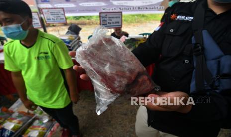 Pegawai Perum Bulog menunjukan daging sapi beku saat pasar murah (ilustrasi). Kepala Dinas Perdagangan dan Perindustrian (Disdagin) Kota Tanjungpinang, Kepulauan Riau (Kepri) Riany mengimbau masyarakat yang tidak bisa membeli daging sapi segar agar beralih mengkonsumsi daging beku.