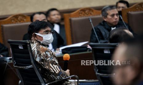 Terdakwa mantan Menteri Komunikasi dan Informatika (Menkominfo) Johnny G Plate saat menjalani sidang perdana di Pengadilan Negeri Tipikor, Jakarta Pusat, Selasa (27/6/2023). Johnny G Plate bersama dua terdakwa lainnya yakni Direktur Utama Bakti Kominfo Anang Achmad Latif dan Tenaga Ahli Human Development (HUDEV) Universitas Indonesia Tahun 2020, Yohan Suryanto hari ini menjalani sidang pembacaan dakwan dalam kasus dugaan korupsi penyediaan menara base transceiver station (BTS) 4G dan Infrastruktur pendukung 1, 2, 3, 4, dan 5 Bakti Kementerian Komunikasi dan Informatika (Kominfo) tahub 2020-2022.