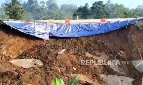 Kondisi kilometer 64 Tol Bocimi yang mengalami longsor, Rabu (3/4/2024) kemarin malam. 