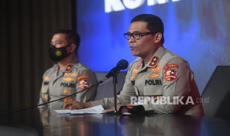 Kadiv Humas Polri Irjen Argo Yuwono menyampaikan saat ini Polri masih menyelidiki adanya peretasan terhadap situs Sekretariat Kabinet (Setkab). Penyelidikan itu dilakukan untuk memastikan dan mencari pelaku peretasan terhadap situs tersebut. (Foto: Irjen Argo Yuwono, kanan)