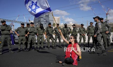 Presiden Israel Isaac Herzog pada Rabu (15/3/2023) meluncurkan perubahan alternatif ke pengadilan sebagai tanggapan atas perombakan yang direncanakan oleh koalisi sayap kanan Israel. Tetapi Perdana Menteri Benjamin Netanyahu menolak proposal baru tersebut.