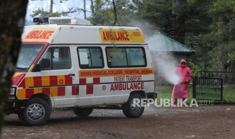 Seorang pekerja kota menyemprotkan disinfektan sebelum mengubur pria berusia 72 tahun yang meninggal karena Covid-19 di Tangmarg, sekitar 30 kilometer utara Srinagar, Kashmir, India, Sabtu (25/4). Perdana Menteri India Modi pada 14 April 2020 mengumumkan bahwa lockdown atau pengucinan wilayah di negara itu akan diperpanjang hingga 3 Mei