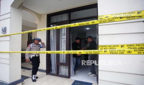 Petugas kepolisian berada di depan rumah mewah yang dipasang garis polisi yang dijadikan pabrik rumahan pembuatan ekstasi di perumahan Lavon Swan City, Sindang Jaya, Kabupaten Tangerang, Banten, Jumat (2/6/2023). Direktorat Tindak Pidana Narkoba (Dittipidnarkoba) Mabes Polri bersama Polda Banten dan Direktorat Bea Cukai berhasil melakukan penggerebekan dan pengungkapan pabrik ekstasi rumahan di Tangerang dan Semarang di waktu yang bersamaan. 