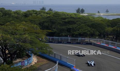 Balapan mobil Formula E Jakarta E-Prix di Jakarta, Indonesia, Sabtu, 4 Juni 2022.