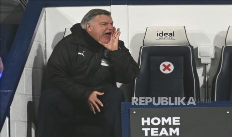 Manajer West Bromwich Albion Sam Allardyce bereaksi selama pertandingan sepak bola Liga Premier Inggris antara West Bromwich Albion dan Manchester City di West Bromwich, Inggris, 26 Januari 2021.