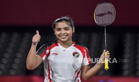 Tunggal putri Indonesia Gregoria Mariska Tunjung mengacungkan jempol seusai mengalahkan tunggal putri Belgia Lianne Tan dalam penyisihan Grup M Olimpiade Tokyo 2020 di Musashino Forest Sport Plaza, Tokyo, Jepang, Rabu (28/7/2021). Gregoria lolos ke babak 16 besar setelah menundukkan Lianne Tan dengan skor 21-11, 21-17. 