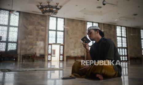 Remaja Masjid Sunda Kelapa Siapkan Tabligh Akbar Daring. Pengurus masjid membaca Al-Quran di Masjid Agung Sunda Kelapa, Jakarta, Senin (19/10). Penerapan pembatasan sosial berskala besar (PSBB) transisi di DKI Jakarta sudah berjalan satu pekan namun aktivitas ibadah dan pengajian di Masjid Agung Sunda Kelapa masih ditutup untuk umum dan hanya dibuka ketika pelaksanaan shalat Jumat dengan imbauan tetap menerapkan protokol kesehatan. Republika/Thoudy Badai