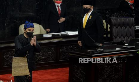 Presiden Joko Widodo memberi salam kepada anggota DPR yang hadir saat sidang tahunan MPR dan Sidang Bersama DPR-DPD di Komplek Parlemen, Senayan, Jakarta, Senin (16/8).Prayogi/Republika.