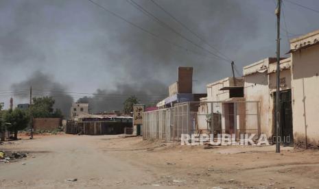 Asap mengepul di Khartoum, Sudan, Rabu, 3 Mei 2023. Faksi-faksi yang bertikai di Sudan menandatangani kesepakatan untuk gencatan senjata selama tujuh hari pada Sabtu (20/5/2023) malam.