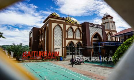 Masjid Baiturrahim Jayapura, Papua. Umat Islam di Jayapura Peringati Isra Mi'raj dengan Prokes