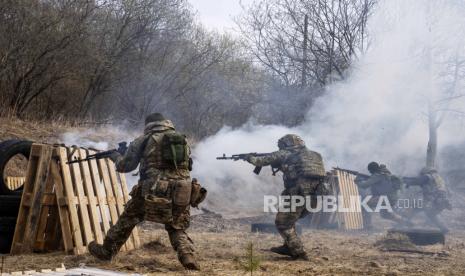  Tentara Ukraina dari Brigade Terpisah ke-103 dari Pertahanan Teritorial Angkatan Bersenjata, menembakkan senjata mereka, selama latihan, di sebuah lokasi yang dirahasiakan, dekat Lviv, Ukraina barat, Selasa, 29 Maret 2022.