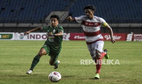 Bek Madura United Andik Rendika Rama (kanan).