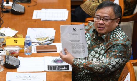 Menristek/Badan Ristek dan Inovasi Nasional (BRIN) Bambang Brodjonegoro mengikuti rapat dengar pendapat dengan Komisi VII DPR di Kompleks Parlemen Senayan, Jakarta, Selasa (8/9/2020). Rapat tersebut membahas perkembangan penelitian vaksin Merah Putih oleh Kemenristek/BRIN-LBM Eijkman yang ditargetkan uji klinis dan produksi tahun 2021. Anggota Komisi VII DPR RI, Mulyanto, mendesak Menristek mengantisipasi perkembangan penyebaran strain baru virus Corona B117 yang sudah masuk ke wilayah Indonesia. 