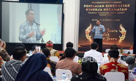 Gubernur Jawa Barat Ridwan Kamil menyampaikan sambutan usai Penyerahan Penghargaan Penilaian Sinergitas Kinerja Kecamatan Tingkat Provinsi Jawa Barat 2022 bertajuk Camat Juara untuk Jabar Juara di Aula Barat, Gedung Sate, Kota Bandung, Selasa (11/10). Penilaian sinergitas kinerja kecamatan merupakan kegiatan guna mengukur kinerja perangkat kecamatan, melalui kreativitas dan inovasinya dalam mengkoordinasikan dan melaksanakan program pembangunan dan kesejahteraan masyarakat di wilayah kerjanya.