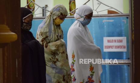 Umat Islam melaksanakan shalat Tarawih di Masjid Agung Baitul Hakim, Kota Madiun, Jawa Timur, Kamis (23/4/2020). Salat Tarawih berjamaah hari pertama Ramadhan 1441 di masjid tersebut diikuti ratusan umat muslim dengan menerapkan physical distancing, mengenakan masker dan melewati bilik penyemprotan cairan disinfektan sebelum memasuki masjid guna mencegah penyebaran COVID-19