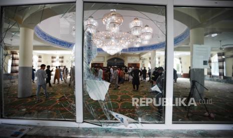 Orang-orang menyaksikan lokasi ledakan ranjau di pusat kota Kabul, Afghanistan, 12 Juni 2020. Setidaknya empat orang tewas dan 9 lainnya luka-luka setelah bom yang ditanam meledak di dalam sebuah masjid selama salat Jumat di Kabul