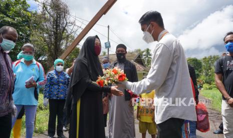 Seorang dokter jaga menyerahkan rangkaian bunga sebagai tanda terima kasih kepada pasien yang sembuh dari Covid-19 (ilustrasi) 