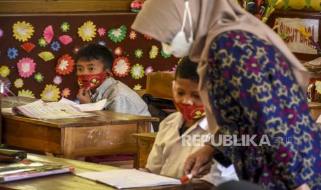 Sejumlah murid mengikuti kegiatan belajar mengajar saat pembelajaran tatap muka (PTM). 