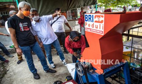 Gubernur Jateng Ganjar Pranowo (kiri) berbincang dengan Direktur Utama BRI Sunarso (kanan) saat meninjau alat daur ulang sampah non-organik bantuan BRI di kawasan Sungai Kampung Pelangi Kalisari, Kota Semarang, Jawa Tengah, Ahad (25/10/2020). Bank BRI melalui program “Jaga Sungai Jaga Kehidupan” telah melakukan kegiatan Bersih-bersih Sungai Kampung Pelangi Kalisari yang sebelumnya penuh sampah dengan melakukan pembersihan dan pembenahan sungai, edukasi pengelolaan sampah organik maupun non-organik, serta penataan ruang terbuka hijau dan pembangunan sejumlah fasilitas umum untuk dimanfaatkan sebagai tempat rekreasi di tengah kota.