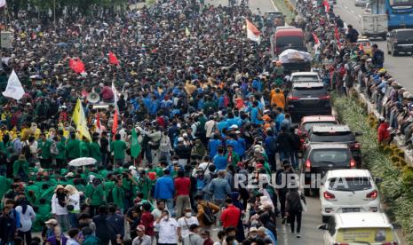 Demonstran mahasiswa Indonesia memegang spanduk dan bendera selama demonstrasi anti-pemerintah di depan kompleks parlemen di Jakarta, Indonesia, 11 April 2022. Ribuan mahasiswa di berbagai daerah di Indonesia mengadakan demonstrasi anti-pemerintah menentang perpanjangan masa jabatan presiden menjadi 3 periode dan menunda pemilihan Pemilu 2024 dan meminta penurunan harga kebutuhan pokok dan bahan bakar.