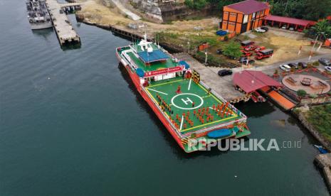 Foto udara personel Basarnas Kendari melaksanakan upacara Hari Kemerdekaan di atas KN SAR Pacitan, Kendari, Sulawesi Tenggara, Senin (17/8/2020). Kapal Negara SAR Pacitan berukuran 60 X 16 Meter tersebut digunakan personel Basarnas Kendari untuk melangsungkan upacara HUT Kemerdekaan ke-75 RI. ANTARA FOTO/Humas Basarnas Kendari/Handout/JJ/wsj. 