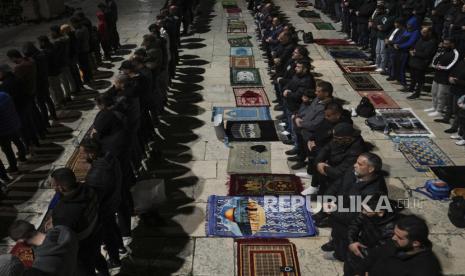 Umat Muslim melakukan tarawih yang diadakan selama bulan suci Ramadhan di sebelah Kubah Batu di kompleks Masjid Al-Aqsa di Kota Tua Yerusalem, Sabtu, (16/3/2024).