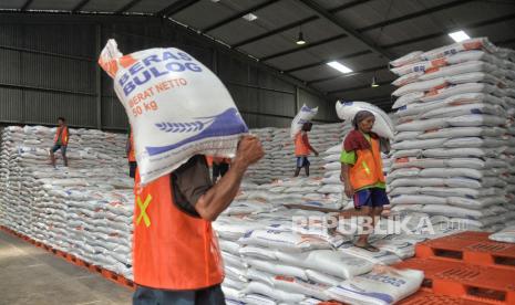 Pekerja mengangkut beras BULOG di Kompleks pergudangan modern Perum BULOG, Kelapa Gading, Jakarta, Sabtu (30/12/2023). 