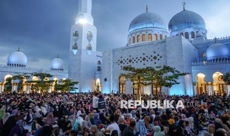 Warga menunggu waktu berbuka puasa bersama di Masjid Sheikh Zayed, Solo, Jawa Tengah, Ahad (2/3/2025). Badan Pengelola Masjid Raya Syeikh Zayed menyiapkan tujuh ribu paket takjil berbuka puasa setiap harinya selama bulan Ramadhan. 