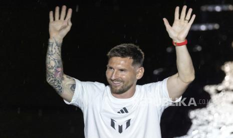 Rekrutan baru Lionel Messi telah secara resmi diperkenalkan ke penggemar yang bersorak di Stadion DRV PNK Inter Miami, Florida, Amerika Serikat (AS), Senin (17/7/2023).