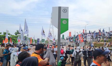 Pendukung dan simpatisan paslon nomor 1 Anies Baswedan -Muhaimin Iskandar tidak bisa masuk ke dalam stadion JIS, Sabtu (20/2/2024), karena sudah dipenuhi massa.