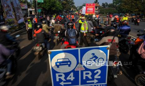 Petugas melakukan pemantauan di titik pemeriksaan pelaksanaan Pembatasan Sosial Berskala Besar (PSBB) di Perbatasan Kota Bandung, Jawa Barat, Kamis (23/4/2020). Titik pemeriksaan di perbatasan Kota Bandung tersebut memeriksa kendaraan dari arah Garut, Tasik, dan Sumedang yang akan masuk ke Kota Bandung selama pelaksanaan PSBB di Bandung Raya dua minggu ke depan