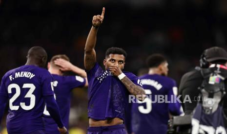 Pemain Real Madrid Rodrygo Goes melakukan selebrasi setelah mencetak gol ke gawang Athletic Bilbao pada pertandingan sepak bola La Liga Spanyol di Stadion Santiago Bernabeu, Madrid, Spanyol, Senin (1/4/2024) WIB. Pada pertandingan itu Madrid menang dengan skor 2-0. Gol Madrid dicetak Rodrygo Goes di menit ke-8 dan menit ke-73. Berkat kemenangan ini Madrid kokoh di puncak klasemen dengan raihan 75 poin.