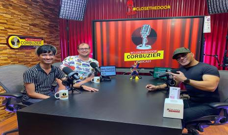 Deddy Corbuzier dan pasangan gay Ragil Mahardika dan Frederik Vollert