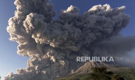 Gunung Sinabung Erupsi dengan Jarak Luncur Awan Panas 4,5 Km. Gunung Sinabung memuntahkan material vulkanik saat terjadi letusan di Karo, Sumatra Utara, Indonesia, Selasa, 2 Maret 2021. Gunung berapi setinggi 2.600 meter (8.530 kaki) itu meletus pada Selasa, mengirimkan material vulkanik beberapa ribu meter ke langit dan menyimpan abu di desa-desa terdekat.