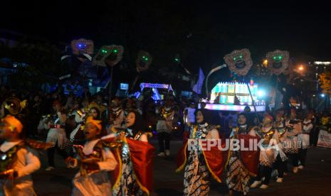 Peserta mengikuti Karnaval Takbir Jogja ke-X di Ngabean, Yogyakarta, Selasa (27/6/2023) malam. Karnaval takbir ini diadakan untuk menyambut Hari Raya Idul Adha 1444 H. Ada sembilan peserta dari pengajian Al-Qur