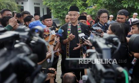 Calon Presiden nomor urut tiga Ganjar Pranowo menjawab pertanyaan wartawan saat mengunjungi Pondok Pesantren Syaichona Cholil di Balikpapan, Kalimantan Timur, Selasa (5/12/2023). Pada kunjungan tersebut Ganjar Pranowo bersilaturahmi dengan ulama pondok pesantren menjelang Pilpres 2024.