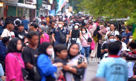 Wisatawan memadati kawasan wisata Malioboro saat libur Natal di Yogyakarta, Ahad (26/12/2022). Pemkot Yogyakarta menargetkan kunjungan wisata hingga akhir 2022 sebesar tujuh juta wisatawan ke Yogyakarta.