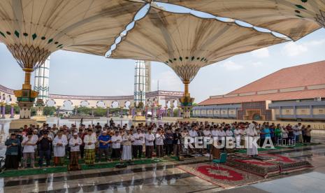 Warga melaksanakan sholat di serambi Masjid Agung Jawa Tengah, Semarang, Jawa Tengah.