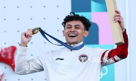 epa11536292 Gold medalist Leonardo Veddriq of Indonesia celebrates during award ceremony for the Men Speed of the Sport Climbing competitions in the Paris 2024 Olympic Games, at the Le Bourget Sport Climbing Venue in Le Bourget, France, 08 August 2024. 